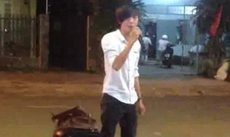 Sự thật sau bức ảnh tiền vệ Tuấn Anh đi hát rong trên phố