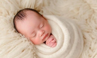 Phạm Hương chính thức công khai hình ảnh cận mặt con trai Apollo