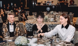 Hồ Ngọc Hà 'đẩy' Lệ Quyên ra khỏi khung hình dù ngồi chung bàn tiệc