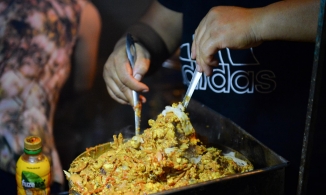 Bánh mì dân tổ có gì đặc biệt mà 3 giờ sáng người ta vẫn xếp hàng chờ mua?