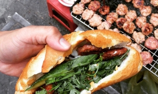 Xe bánh mì khiến cả khách Việt lẫn khách Tây xếp hàng dài chờ mua ở Sài Gòn