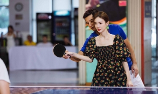 Học Kim Thần dùng bông tai ếch siêu đáng yêu