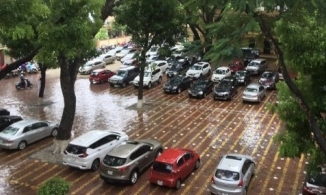 Dàn xế hộp đậu kín sân trường trong ngày họp phụ huynh đầu năm