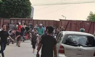 Hà Nội: Ô tô chở học sinh va chạm với tàu hỏa