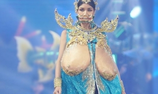 Thí sinh HHHV Thái đeo bộ ngực lõa thể bằng cao su trong phần thi quốc phục