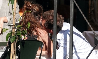 'Cô bé lọ lem' Lily James cặp kè với người có gia đình