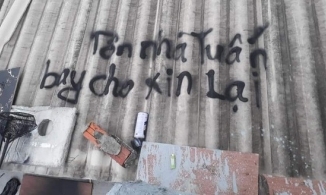 Những dòng chữ lạ trên mái tôn ở Lý Sơn, nhói lòng khi biết lý do