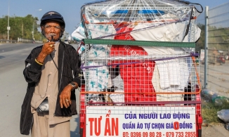 Cụ ông 80 tuổi lái xe ba gác đi khắp Sài Gòn bán quần áo tự chọn 0 đồng 