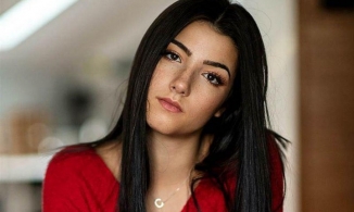 Cô gái 16 tuổi trở thành Tiktoker đầu tiên chạm mốc 100 triệu lượt theo dõi