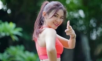 Bà mẹ 53 tuổi bị hiểu nhầm là bạn gái của con vì nhan sắc ngược thời gian