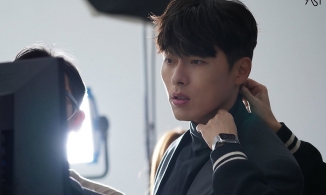 Sắp làm 'chồng người ta', Hyun Bin bất ngờ tặng quà cho người hâm mộ nữ