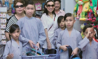 Phi Nhung chuẩn bị sẵn sổ tiết kiệm cho 15 con nuôi, lo trước việc học Đại học của Hồ Văn Cường