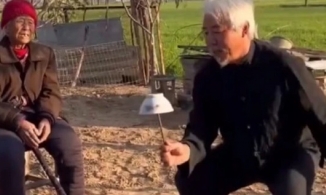 Cụ ông 65 tuổi ngày ngày diễn xiếc để mua vui cho mẹ già