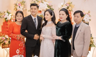 Bà xã Đức Chinh có hành động cực khéo dành cho mẹ chồng trong đám cưới