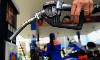1/3: Xăng tăng kỉ lục, xăng giá RON 95 gần 27.000/ lít