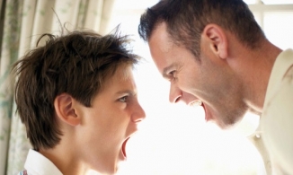 Cậu học sinh xấu hổ vì bố đi đón bằng xe ô tô giá 600 triệu