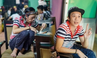 Rầm rộ hình ảnh Hoài Linh tiều tụy ngồi co chân ăn cơm bình dân ở hậu trường sự kiện