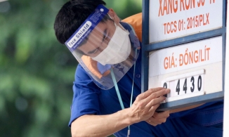 Giá xăng 1/8: Xăng RON 95 giảm về mức 25.600 đồng