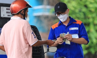 Giá xăng 11/8: RON 95 về mức giá tháng 10/2021