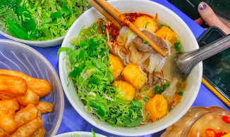 Quán bún riêu gân bò 10 giờ đêm mới bán rất được cú đêm Hà Nội tín nhiệm ở chợ đêm Long Biên