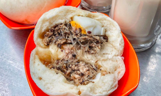 Quán bánh bao ngon nức tiếng Hà Nội: Muốn ăn phải xếp hàng chờ, mua được hay không còn do 'duyên số'