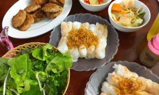 Bánh cuốn nóng thịt tôm, món ăn sáng đặc sản ai ăn cũng mê ở Sầm Sơn