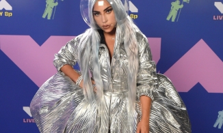 Những pha thời trang khó đỡ của các ngôi sao Hollywood trên thảm đỏ 2020