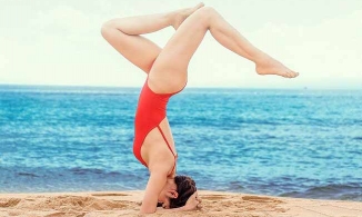 Mỹ nhân Việt khoe dáng nuột trong tư thế yoga trồng chuối