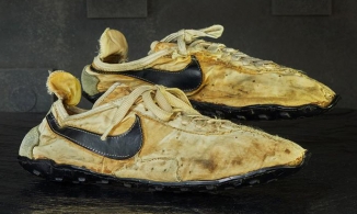Nike 'Moon Shoes' được bán đấu giá 2,3 tỷ đồng