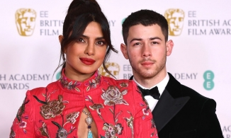 Hoa hậu Priyanka Chopra và sao Hollywood chuộng 'thả rông' trên thảm đỏ