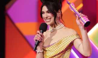 Thảm đỏ Brit Awards: Dua Lipa và sao nữ chọn phụ kiện ngọc trai