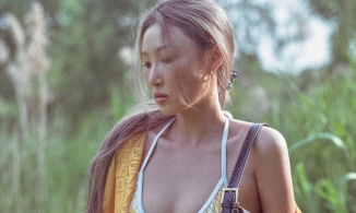 Hwasa hoá nàng thơ mùa hè trong bộ ảnh cho BST Fendi Summer Vertigo