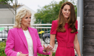 Công nương Kate Middleton và bà Jill Biden đều mặc đồ màu hồng mang ý nghĩa đặc biệt