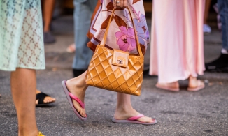 Đẹp từ nhà ra chợ, đến 'quẩy' tung cả phố chỉ với đôi dép xỏ ngón mát mẻ 