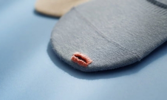 Hãng thời trang Nhật ra mắt BST tất rách lỗ chỗ, cổ vũ tinh thần tiết kiệm