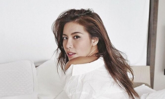 Ở nhà nhớ nghề, Minh Tú 'tự xử' với bộ ảnh khoe vai trần gợi cảm hết nấc