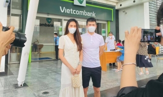 Thuỷ Tiên - Công Vinh đi sao kê nhưng 'dân mạng' chỉ thích soi giá quần áo, phụ kiện