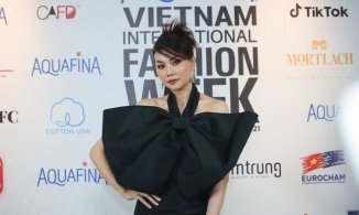 Thanh Hằng xuất hiện như món quà Giáng Sinh thắt nơ tại họp báo Tuần lễ Thời trang VN