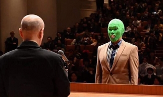 Cười lăn khi người hành tinh, siêu nhân, geisha... đi nhận bằng tốt nghiệp ở Nhật Bản