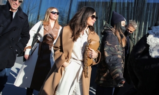 Giới mộ điệu 'lên đồ lồng lộn' hưởng ứng New York Fashion Week 2022 mặc thời tiết lạnh giá