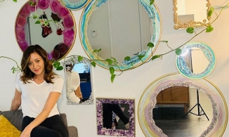 Cô gái IT mang màu sắc Y2K vào những thiết kế gương soi sành điệu