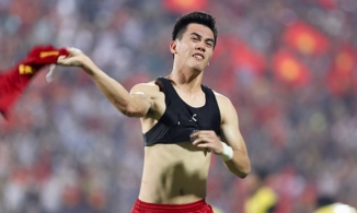 Chiếc áo nhìn như bra được Tiến Linh mặc khoe vòng eo không có múi nào trong trận gặp Malaysia