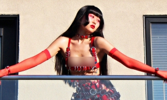 Trang phục xiềng xích theo phong cách gợi cảm:  Yeha Leung dùng thời trang nói lên tiếng lòng phụ nữ