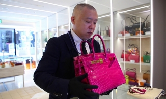 Hermès nuôi 50.000 con cá sấu để sản xuất thời trang 