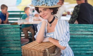 Cô gái Ukraina nổi tiếng với gu thời trang tiểu thư thế kỷ 19 