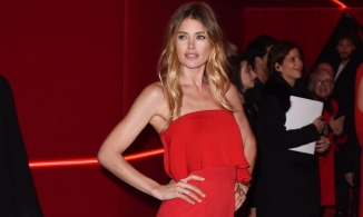 Các thiên thần Victoria’s Secret nổi bật với sắc đỏ mùa Noel