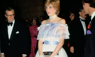 Tại sao phụ nữ trong Hoàng gia Anh luôn cầm theo túi xách?