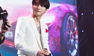 Sơn Tùng M-TP mặc suit trắng soái ca, 'nghi vấn' diện vòng đôi với Hải Tú 