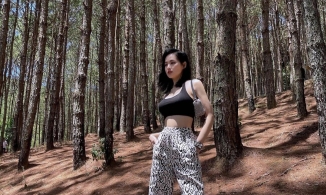Hot girl Tâm Tít diện croptop khoe vòng 1 bốc lửa 