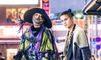 Khẳng định cá tính bằng khẩu trang lạ lùng tại tuần lễ thời trang Tokyo 